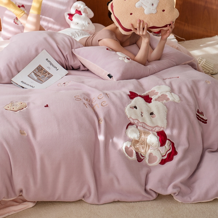 91家纺网 家纺一手货源 找家纺 卡姿家纺 2025秋冬仿羊绒毛呢触感蒂芙呢绒—兔子甜品屋 兔子甜品屋-紫