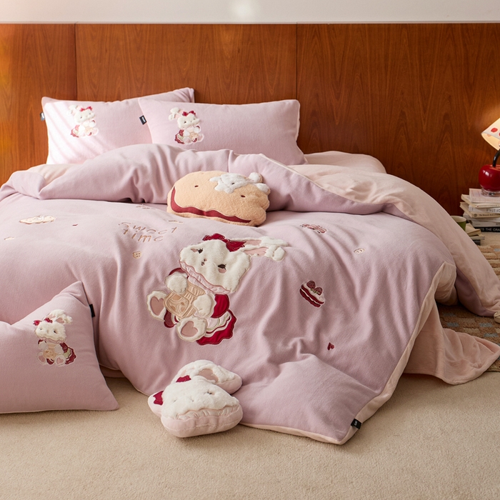 91家纺网 家纺一手货源 找家纺 卡姿家纺 2025秋冬仿羊绒毛呢触感蒂芙呢绒—兔子甜品屋 兔子甜品屋-紫