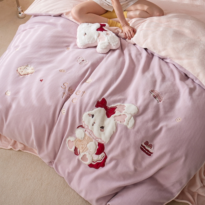 91家纺网 家纺一手货源 找家纺 卡姿家纺 2025秋冬仿羊绒毛呢触感蒂芙呢绒—兔子甜品屋 兔子甜品屋-紫