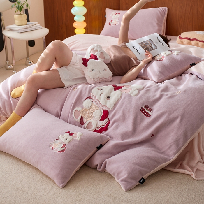 91家纺网 家纺一手货源 找家纺 卡姿家纺 2025秋冬仿羊绒毛呢触感蒂芙呢绒—兔子甜品屋 兔子甜品屋-紫