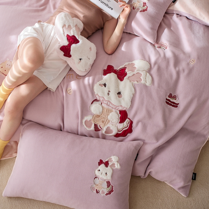 91家纺网 家纺一手货源 找家纺 卡姿家纺 2025秋冬仿羊绒毛呢触感蒂芙呢绒—兔子甜品屋 兔子甜品屋-紫