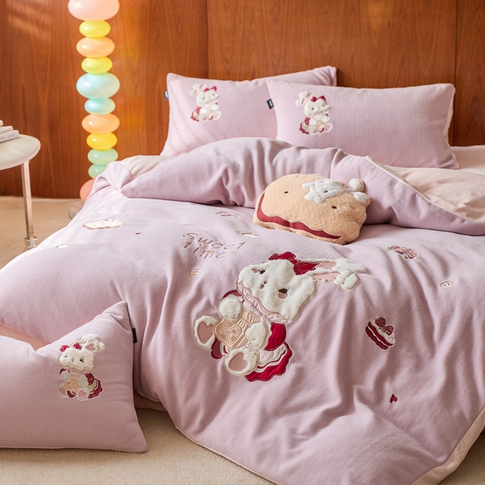 91家纺网 家纺一手货源 找家纺 卡姿家纺 2025秋冬仿羊绒毛呢触感蒂芙呢绒—兔子甜品屋 兔子甜品屋-紫