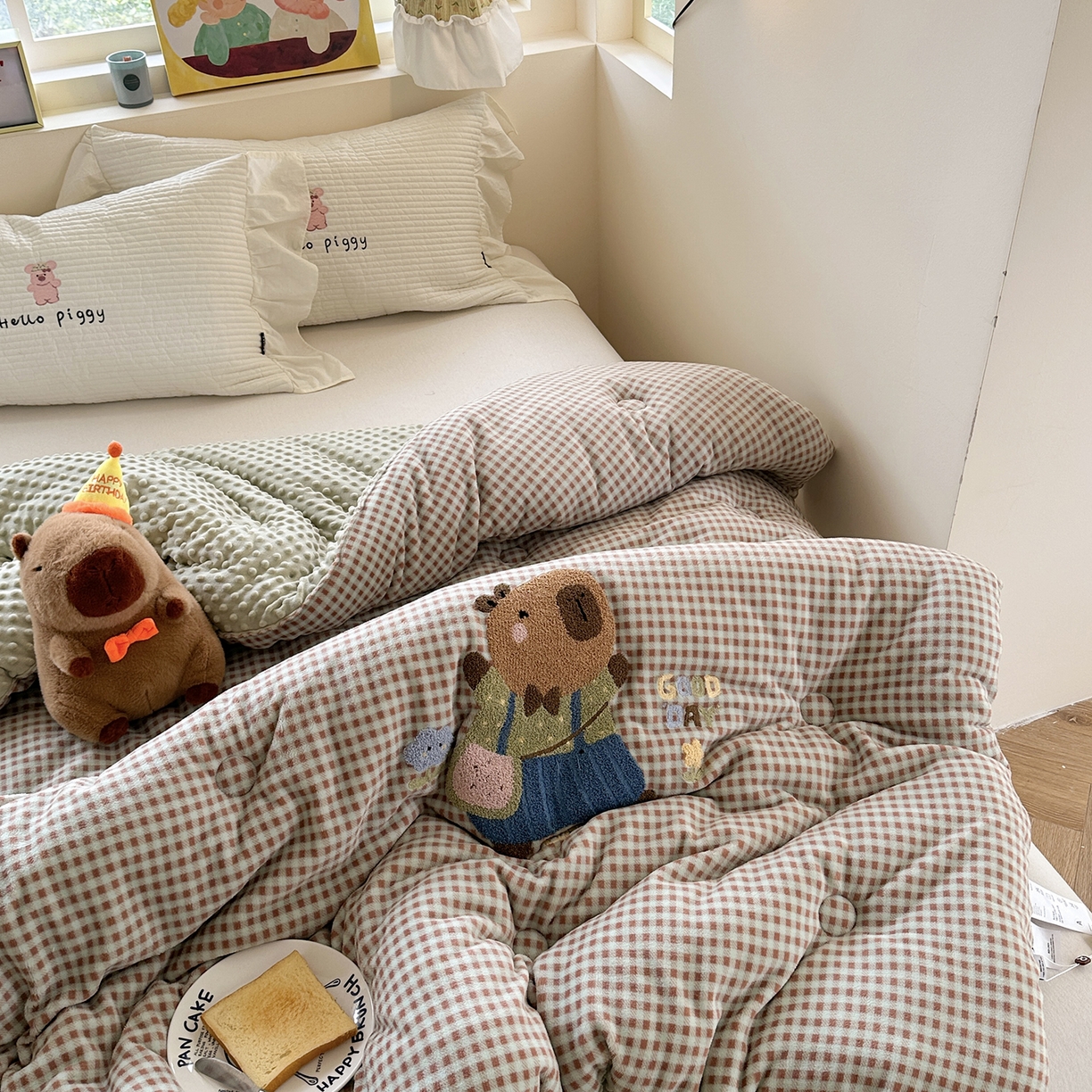 91家纺网 家纺一手货源 找家纺 有货 2025新款格调牛奶绒毛巾绣豆豆被系列 格调卡比巴拉