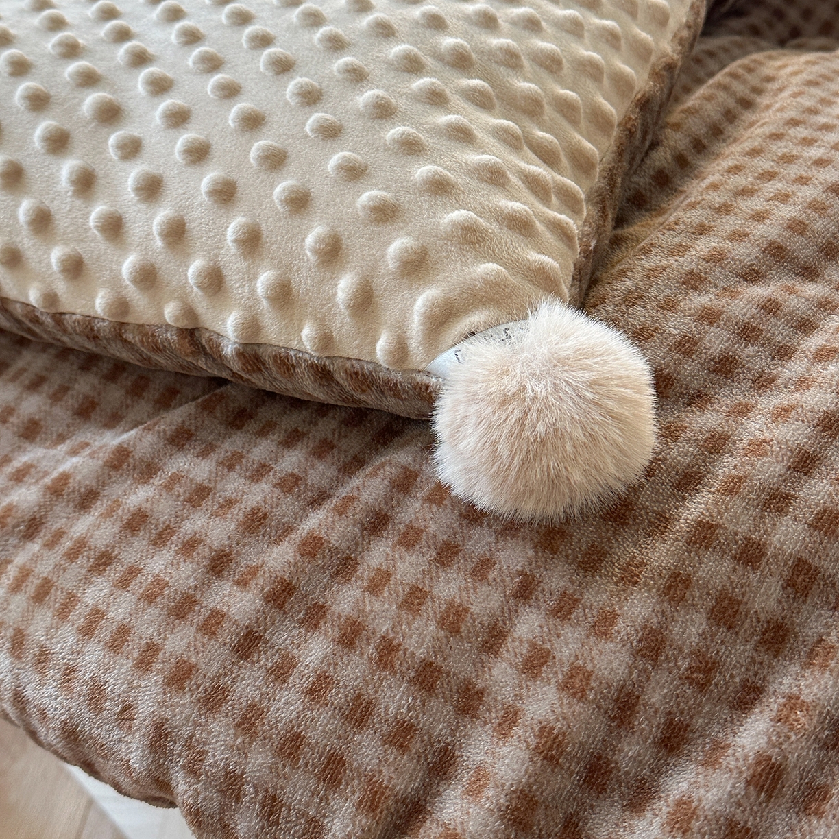 91家纺网 家纺一手货源 找家纺 有货 2025新款格调牛奶绒毛巾绣豆豆被系列 格调苹果熊