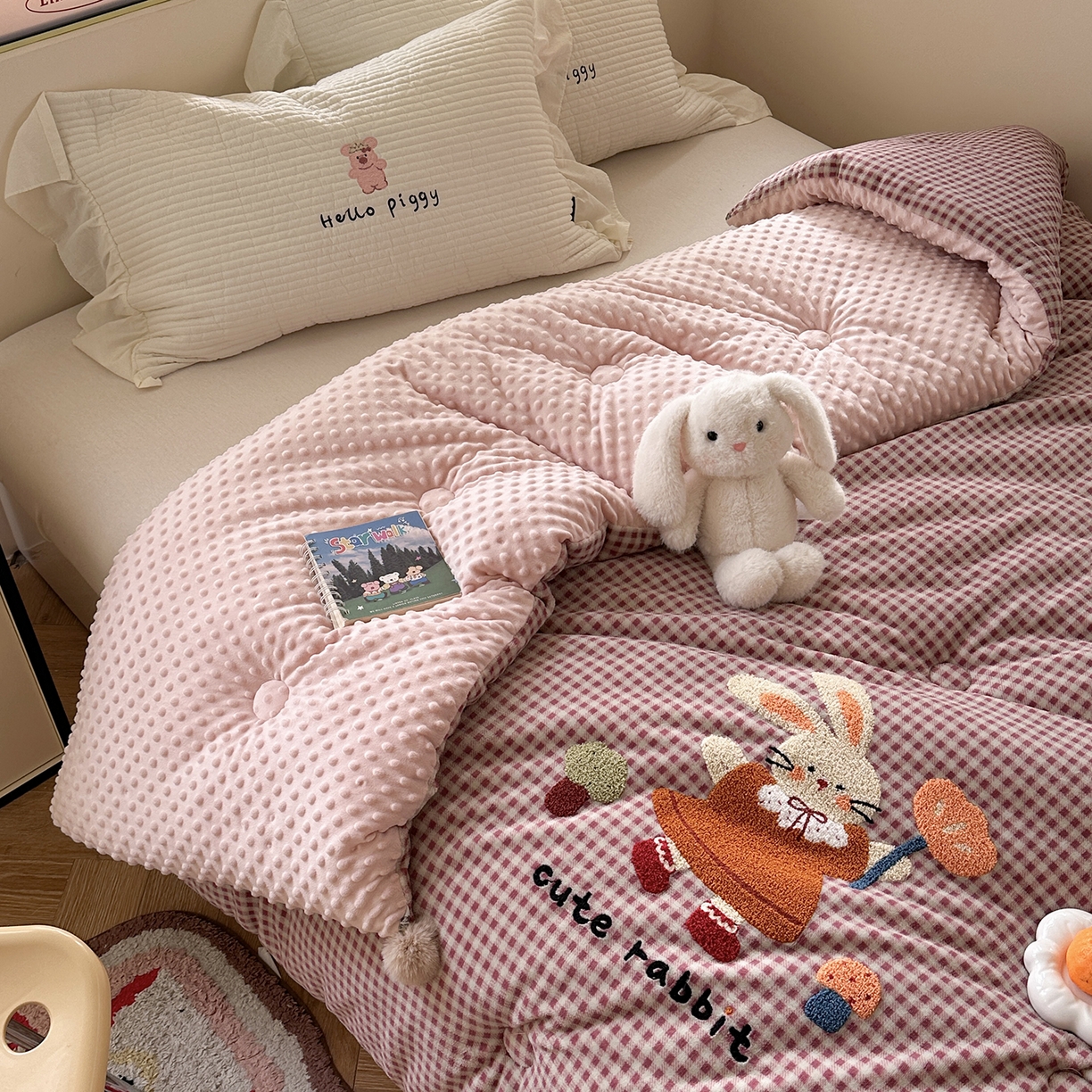 91家纺网 家纺一手货源 找家纺 有货 2025新款格调牛奶绒毛巾绣豆豆被系列 格调可爱兔