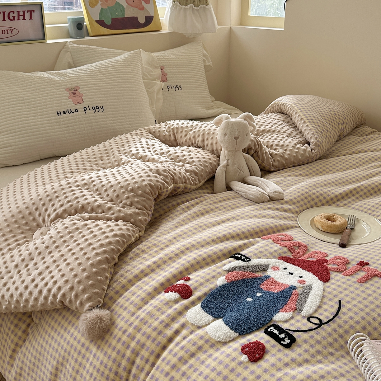 91家纺网 家纺一手货源 找家纺 有货 2025新款格调牛奶绒毛巾绣豆豆被系列 格调蘑菇小兔