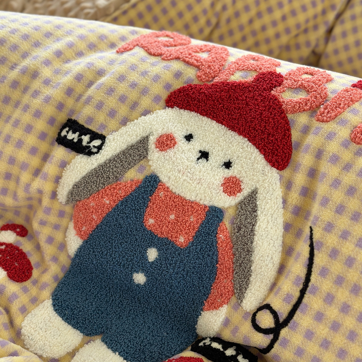 91家纺网 家纺一手货源 找家纺 有货 2025新款格调牛奶绒毛巾绣豆豆被系列 格调蘑菇小兔