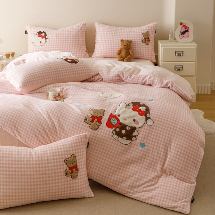 91家纺网 家纺一手货源 找家纺 （总）卡姿家纺 2025秋冬德国奶芙绒萌趣贴布绣 – HELLO凯琪猫