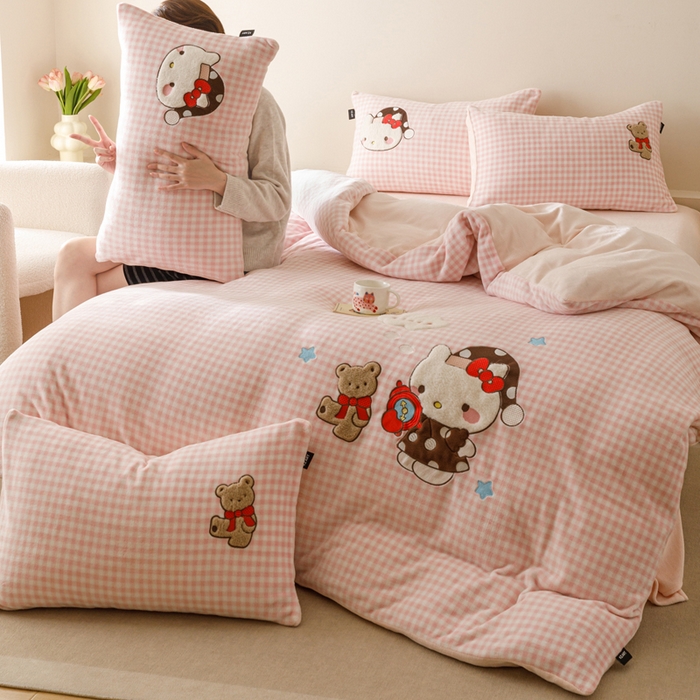 91家纺网 家纺一手货源 找家纺 （总）卡姿家纺 2025秋冬德国奶芙绒萌趣贴布绣 – HELLO凯琪猫