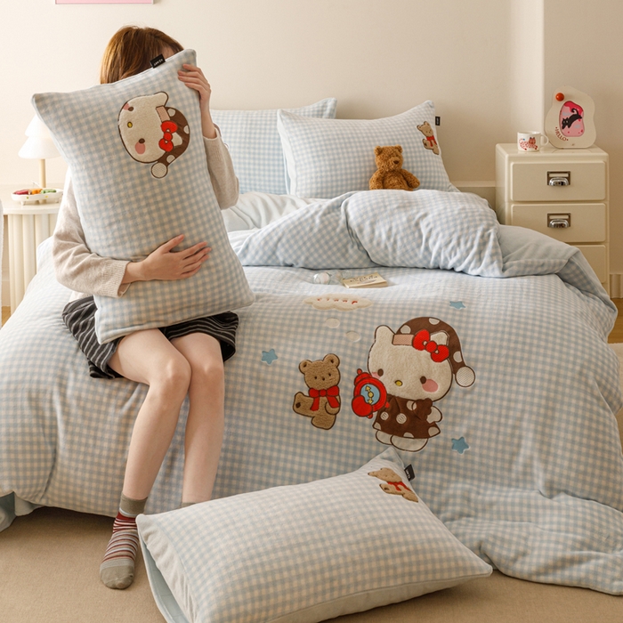 91家纺网 家纺一手货源 找家纺 （总）卡姿家纺 2025秋冬德国奶芙绒萌趣贴布绣 – HELLO凯琪猫