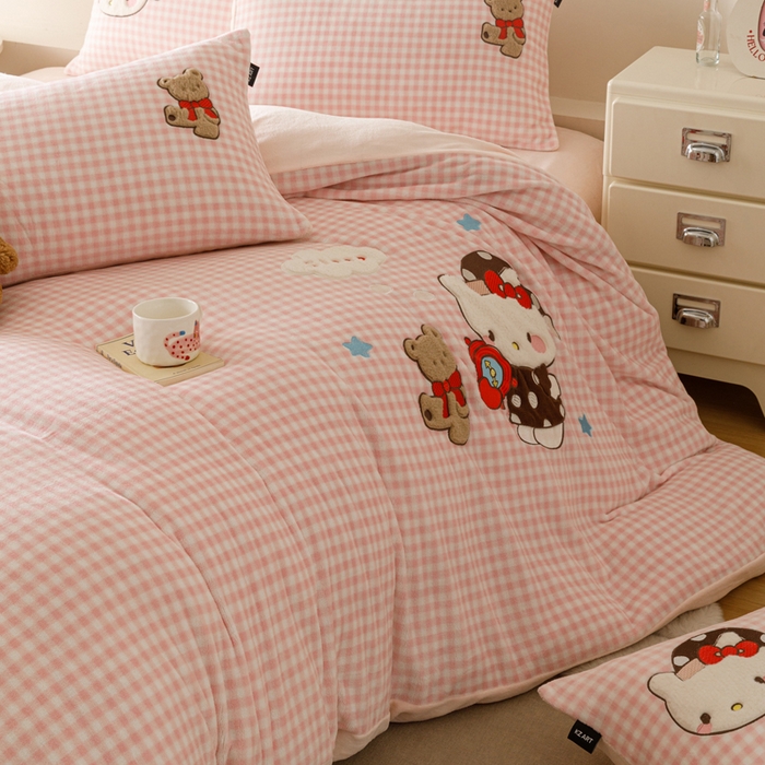 91家纺网 家纺一手货源 找家纺 （总）卡姿家纺 2025秋冬德国奶芙绒萌趣贴布绣 – HELLO凯琪猫