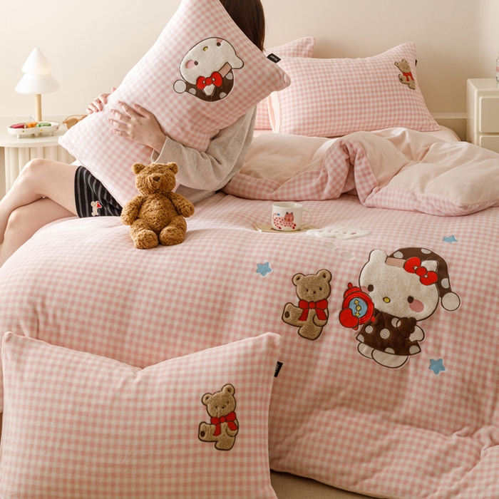 91家纺网 家纺一手货源 找家纺 （总）卡姿家纺 2025秋冬德国奶芙绒萌趣贴布绣 – HELLO凯琪猫