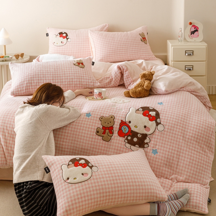 91家纺网 家纺一手货源 找家纺 （总）卡姿家纺 2025秋冬德国奶芙绒萌趣贴布绣 – HELLO凯琪猫