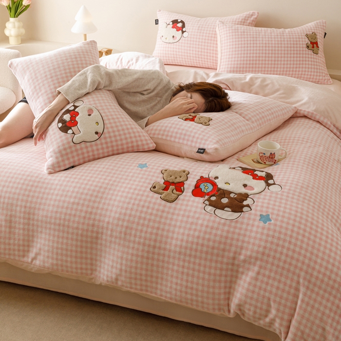 91家纺网 家纺一手货源 找家纺 卡姿家纺 2025秋冬德国奶芙绒萌趣贴布绣 – HELLO凯琪猫 HELLO凯琪猫-粉