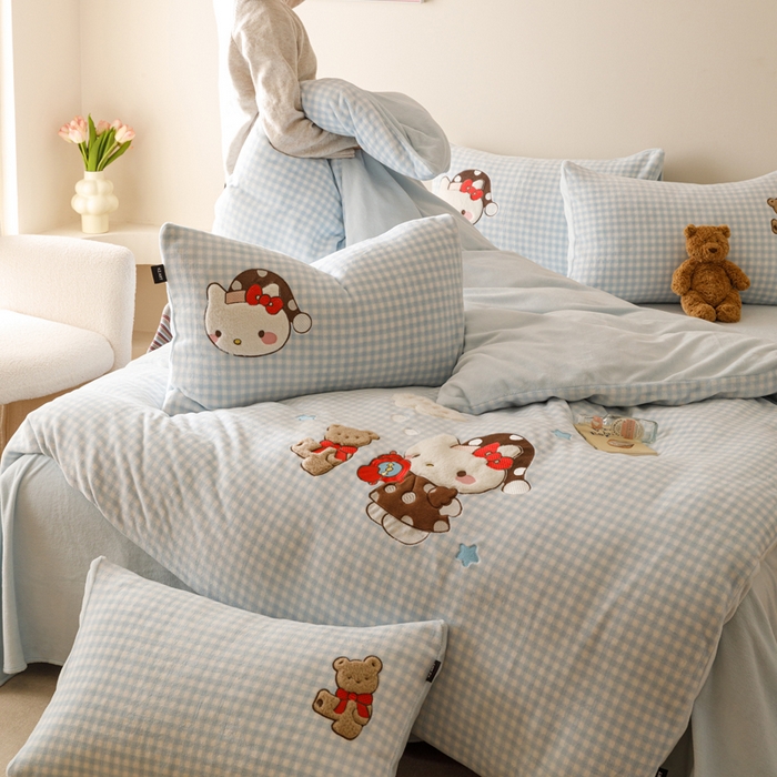 91家纺网 家纺一手货源 找家纺 卡姿家纺 2025秋冬德国奶芙绒萌趣贴布绣 – HELLO凯琪猫 HELLO凯琪猫-蓝