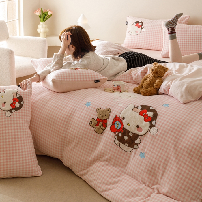 91家纺网 家纺一手货源 找家纺 卡姿家纺 2025秋冬德国奶芙绒萌趣贴布绣 – HELLO凯琪猫 HELLO凯琪猫-粉