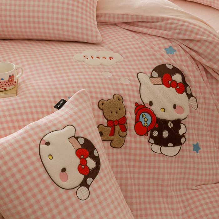 91家纺网 家纺一手货源 找家纺 卡姿家纺 2025秋冬德国奶芙绒萌趣贴布绣 – HELLO凯琪猫 HELLO凯琪猫-粉