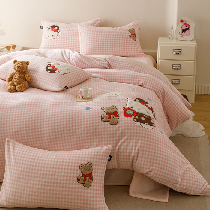 91家纺网 家纺一手货源 找家纺 卡姿家纺 2025秋冬德国奶芙绒萌趣贴布绣 – HELLO凯琪猫 HELLO凯琪猫-粉