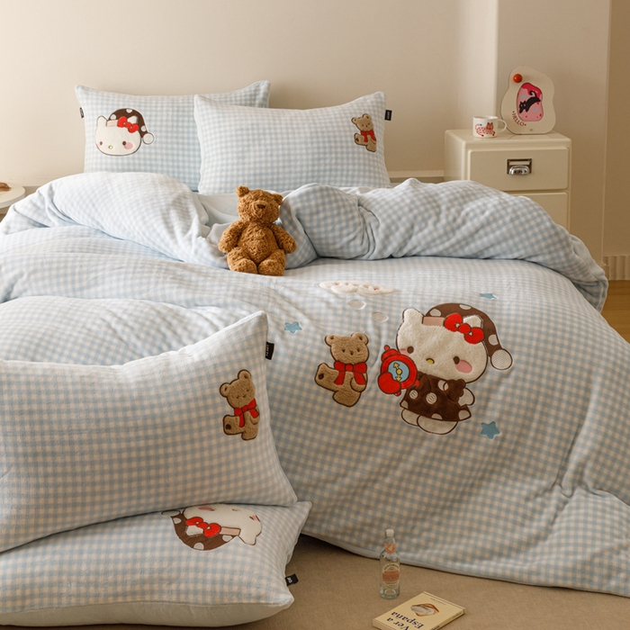 91家纺网 家纺一手货源 找家纺 卡姿家纺 2025秋冬德国奶芙绒萌趣贴布绣 – HELLO凯琪猫 HELLO凯琪猫-蓝