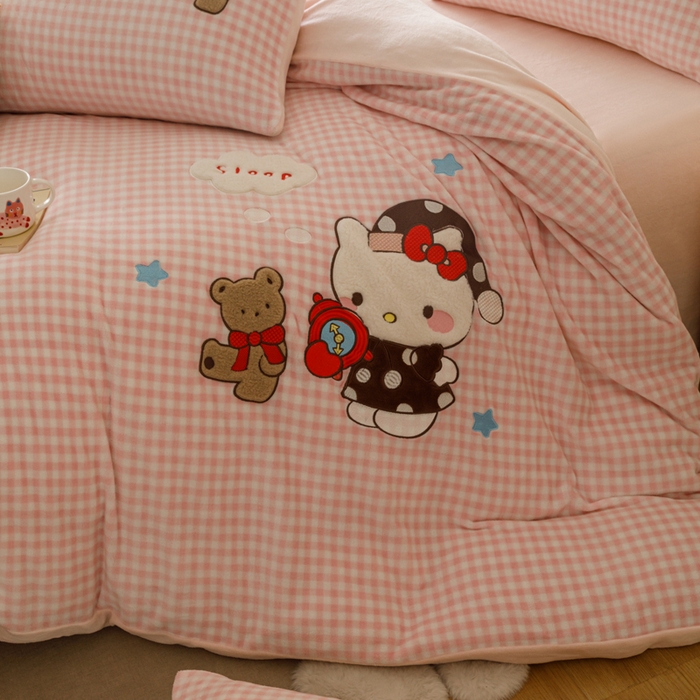 91家纺网 家纺一手货源 找家纺 卡姿家纺 2025秋冬德国奶芙绒萌趣贴布绣 – HELLO凯琪猫 HELLO凯琪猫-粉