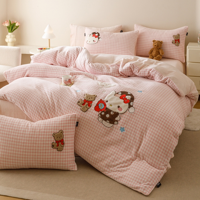 91家纺网 家纺一手货源 找家纺 卡姿家纺 2025秋冬德国奶芙绒萌趣贴布绣 – HELLO凯琪猫 HELLO凯琪猫-粉