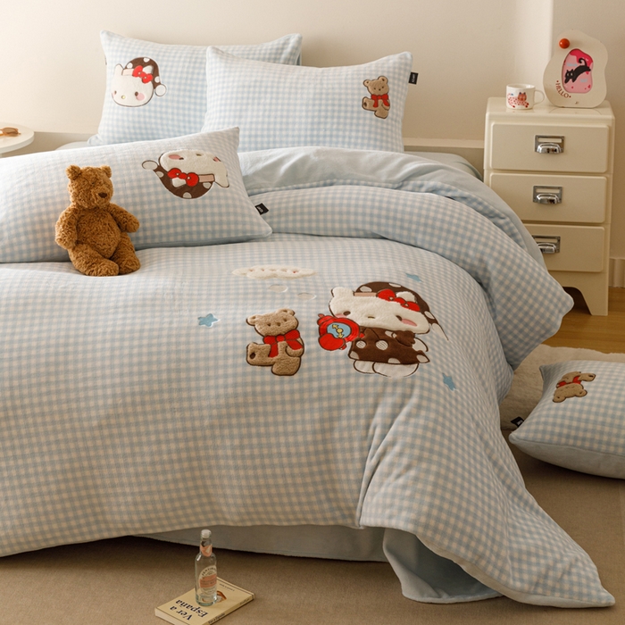 91家纺网 家纺一手货源 找家纺 卡姿家纺 2025秋冬德国奶芙绒萌趣贴布绣 – HELLO凯琪猫 HELLO凯琪猫-蓝