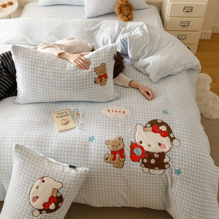 91家纺网 家纺一手货源 找家纺 卡姿家纺 2025秋冬德国奶芙绒萌趣贴布绣 – HELLO凯琪猫 HELLO凯琪猫-蓝