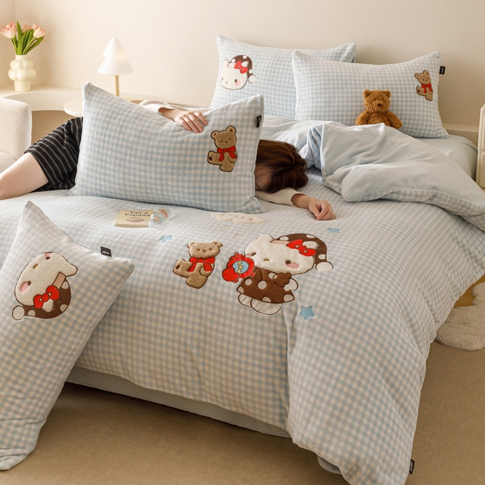 91家纺网 家纺一手货源 找家纺 卡姿家纺 2025秋冬德国奶芙绒萌趣贴布绣 – HELLO凯琪猫 HELLO凯琪猫-蓝