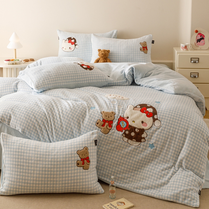 91家纺网 家纺一手货源 找家纺 卡姿家纺 2025秋冬德国奶芙绒萌趣贴布绣 – HELLO凯琪猫 HELLO凯琪猫-蓝