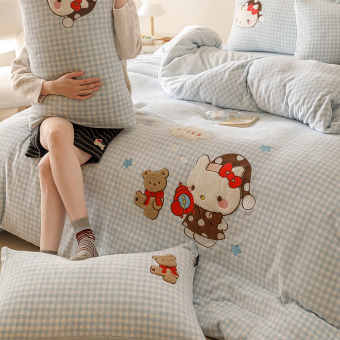 91家纺网 家纺一手货源 找家纺 卡姿家纺 2025秋冬德国奶芙绒萌趣贴布绣 – HELLO凯琪猫 HELLO凯琪猫-蓝