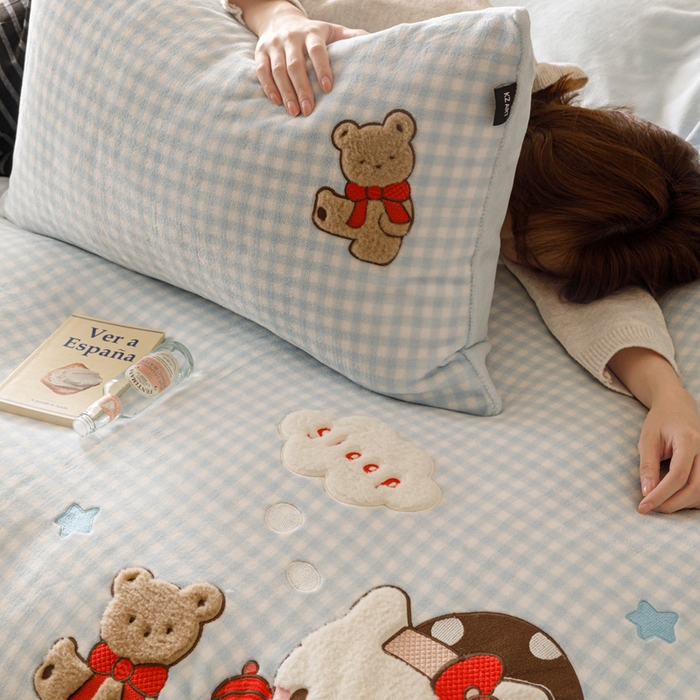 91家纺网 家纺一手货源 找家纺 卡姿家纺 2025秋冬德国奶芙绒萌趣贴布绣 – HELLO凯琪猫 HELLO凯琪猫-蓝