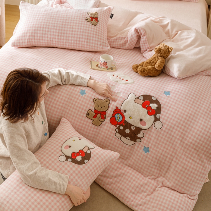 91家纺网 家纺一手货源 找家纺 卡姿家纺 2025秋冬德国奶芙绒萌趣贴布绣 – HELLO凯琪猫 HELLO凯琪猫-粉