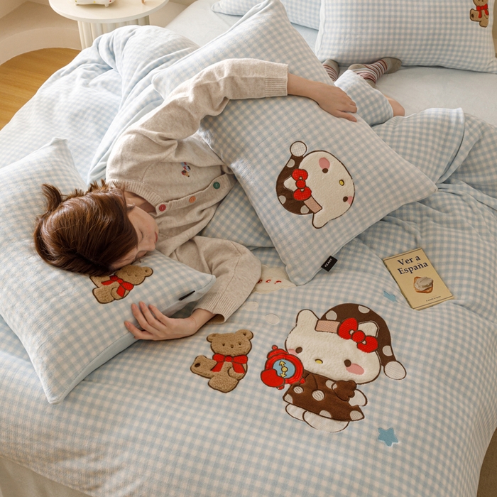 91家纺网 家纺一手货源 找家纺 卡姿家纺 2025秋冬德国奶芙绒萌趣贴布绣 – HELLO凯琪猫 HELLO凯琪猫-蓝