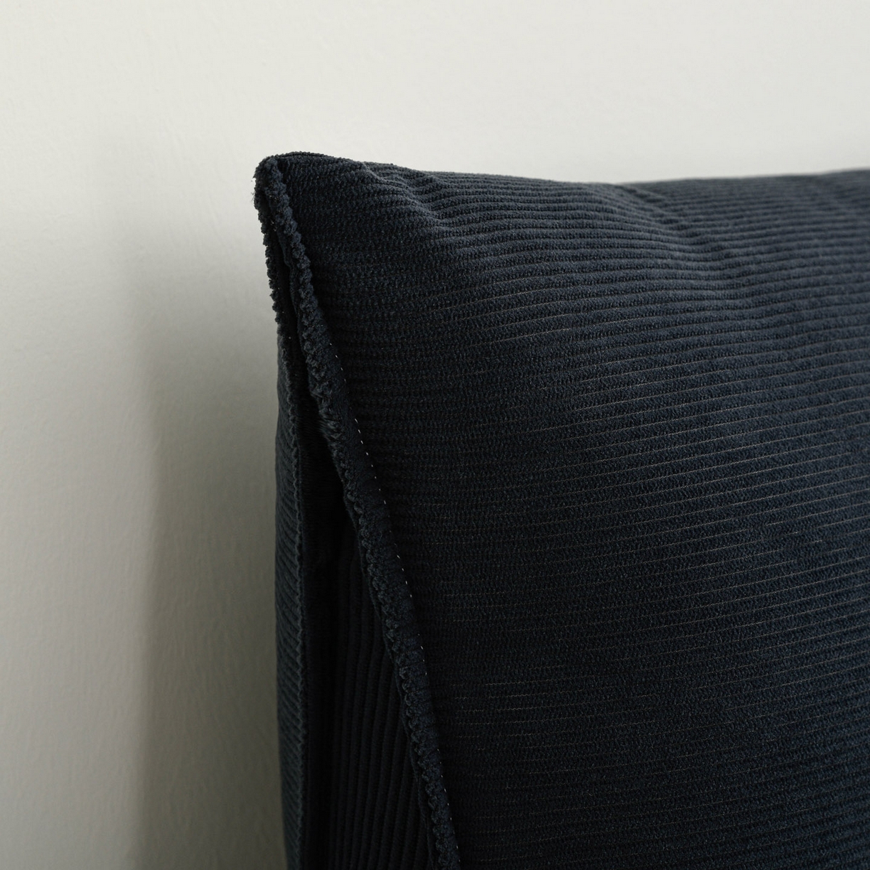 91家纺网 家纺一手货源 找家纺 美达人 2025新款灯芯绒三角靠背 灯芯绒-黑色-三角