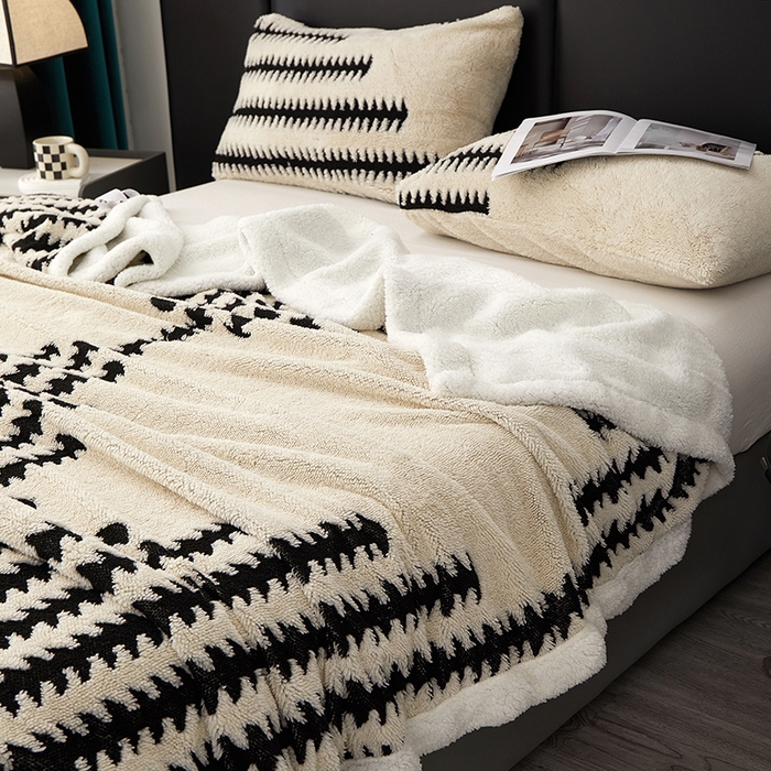 91家纺网 家纺一手货源 找家纺 楼兰公主毛毯专供 2025新款杉影绒加厚保暖多功能毛毯盖毯绒毯 杉影毯-奶白