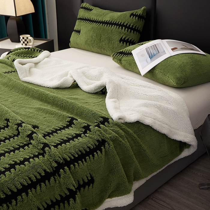 91家纺网 家纺一手货源 找家纺 楼兰公主毛毯专供 2025新款杉影绒加厚保暖多功能毛毯盖毯绒毯 杉影毯-绿