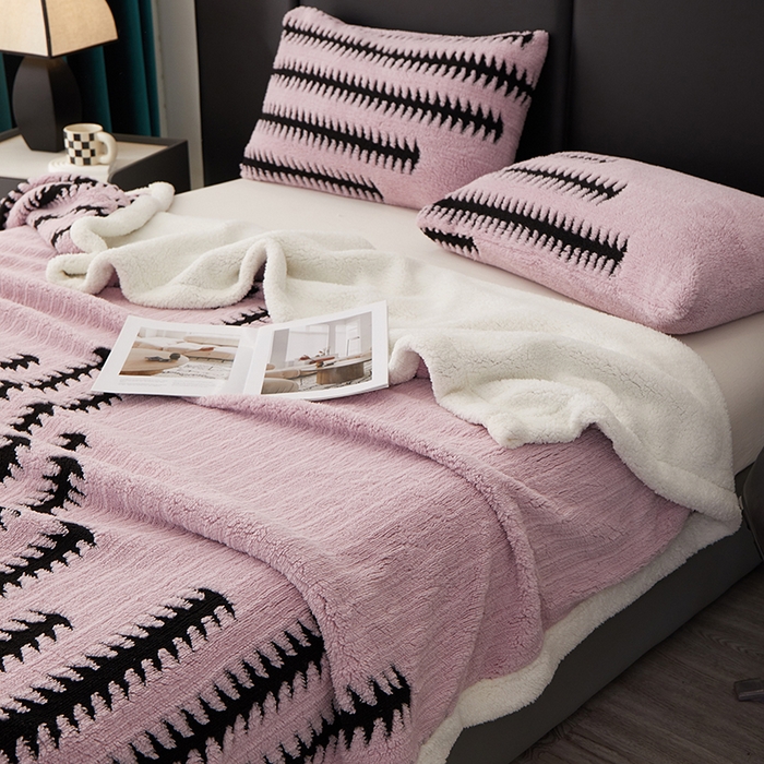 91家纺网 家纺一手货源 找家纺 楼兰公主毛毯专供 2025新款杉影绒加厚保暖多功能毛毯盖毯绒毯 杉影毯-浅紫