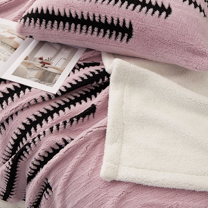 91家纺网 家纺一手货源 找家纺 楼兰公主毛毯专供 2025新款杉影绒加厚保暖多功能毛毯盖毯绒毯 杉影毯-浅紫