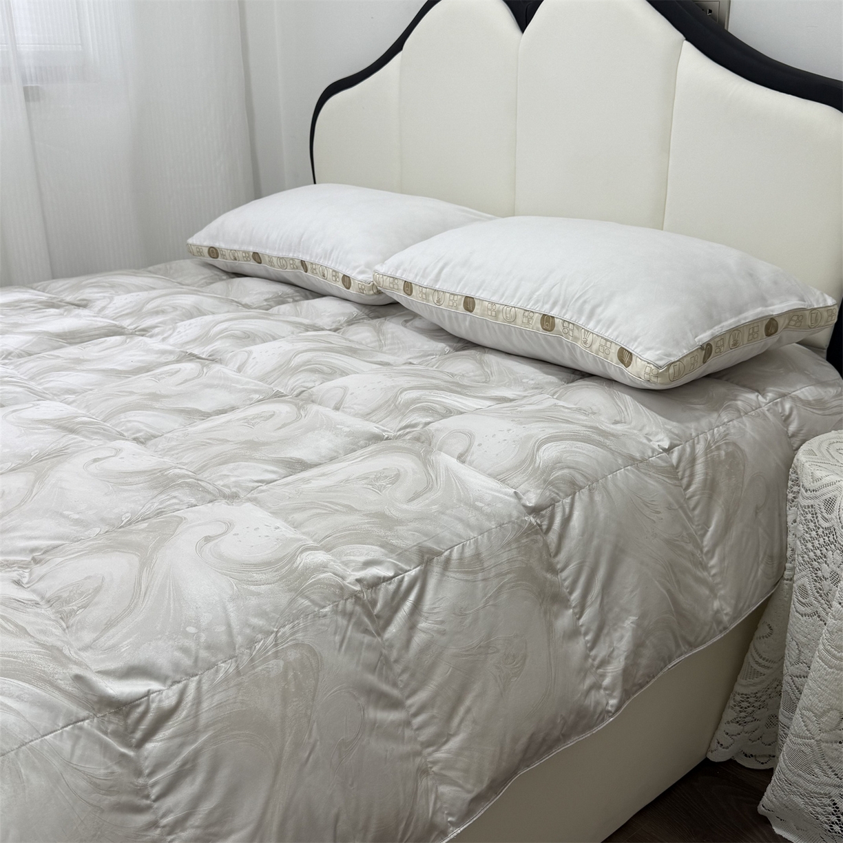 91家纺网 家纺一手货源 找家纺 华盛 2025新款高端提花羽绒被鸭绒被贡缎提花单层羽绒被壳 飘高级灰