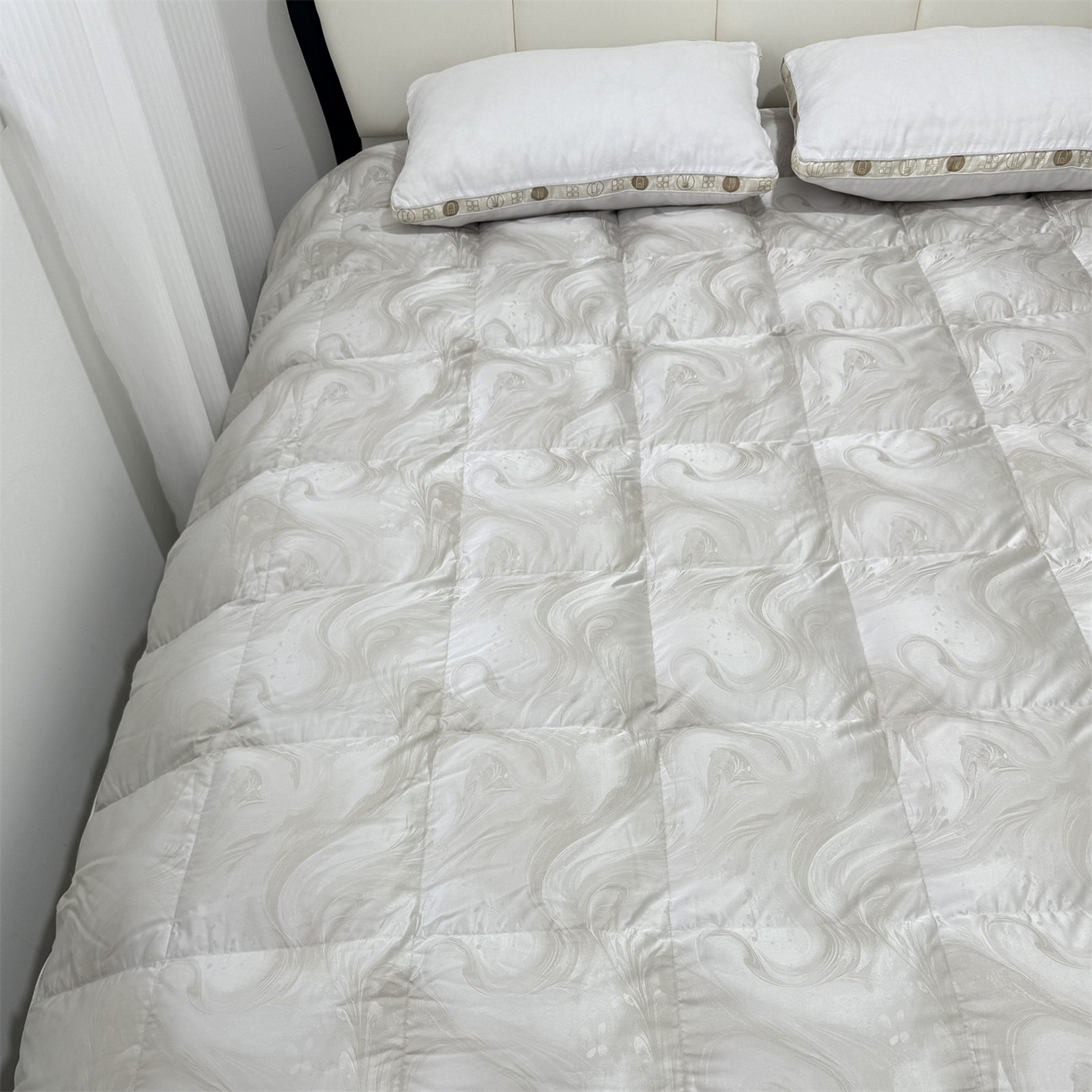 91家纺网 家纺一手货源 找家纺 华盛 2025新款高端提花羽绒被鸭绒被贡缎提花单层羽绒被壳 飘高级灰