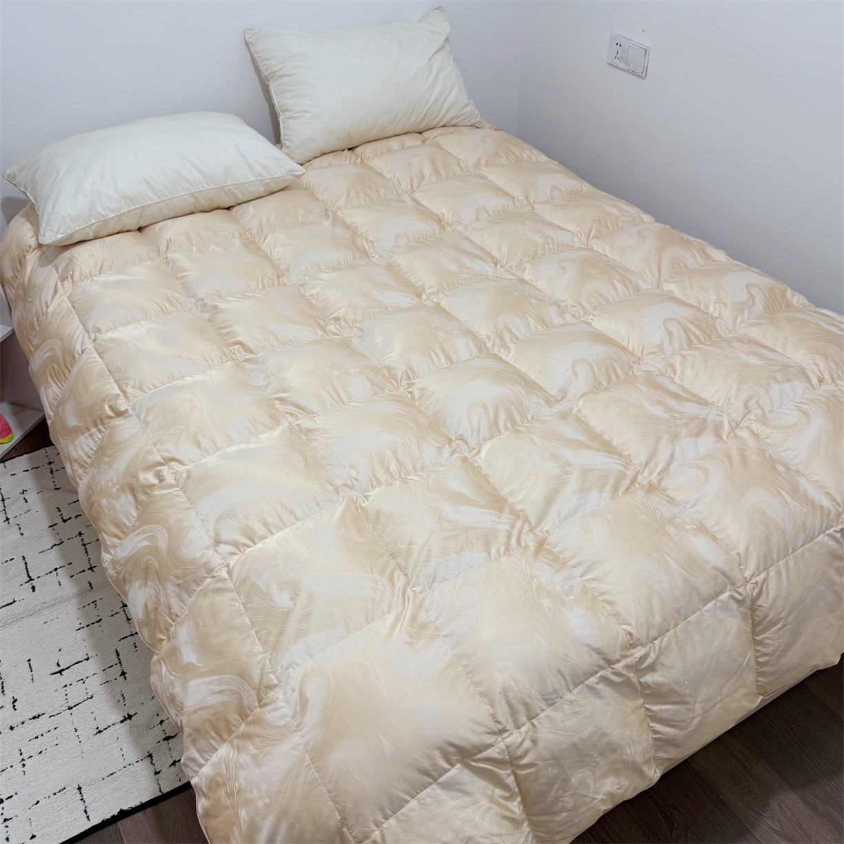 91家纺网 家纺一手货源 找家纺 华盛 2025新款高端提花羽绒被鸭绒被贡缎提花单层羽绒被壳 飘金色