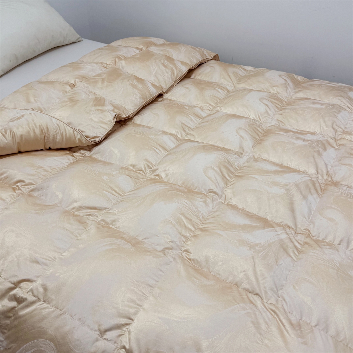 91家纺网 家纺一手货源 找家纺 华盛 2025新款高端提花羽绒被鸭绒被贡缎提花单层羽绒被壳 飘金色