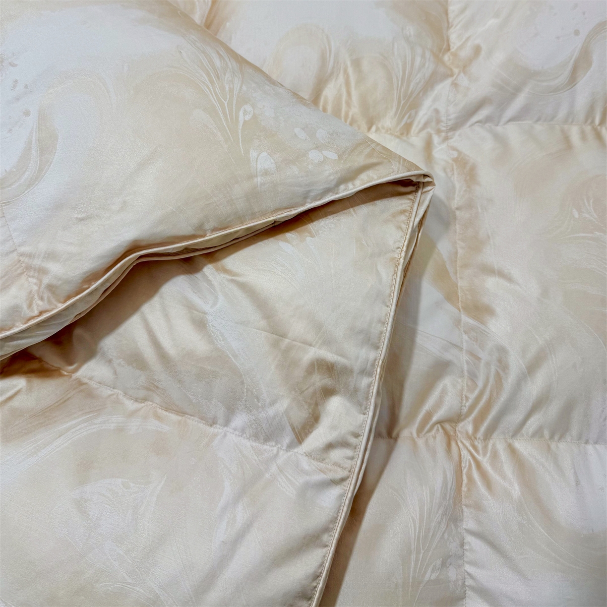 91家纺网 家纺一手货源 找家纺 华盛 2025新款高端提花羽绒被鸭绒被贡缎提花单层羽绒被壳 飘金色