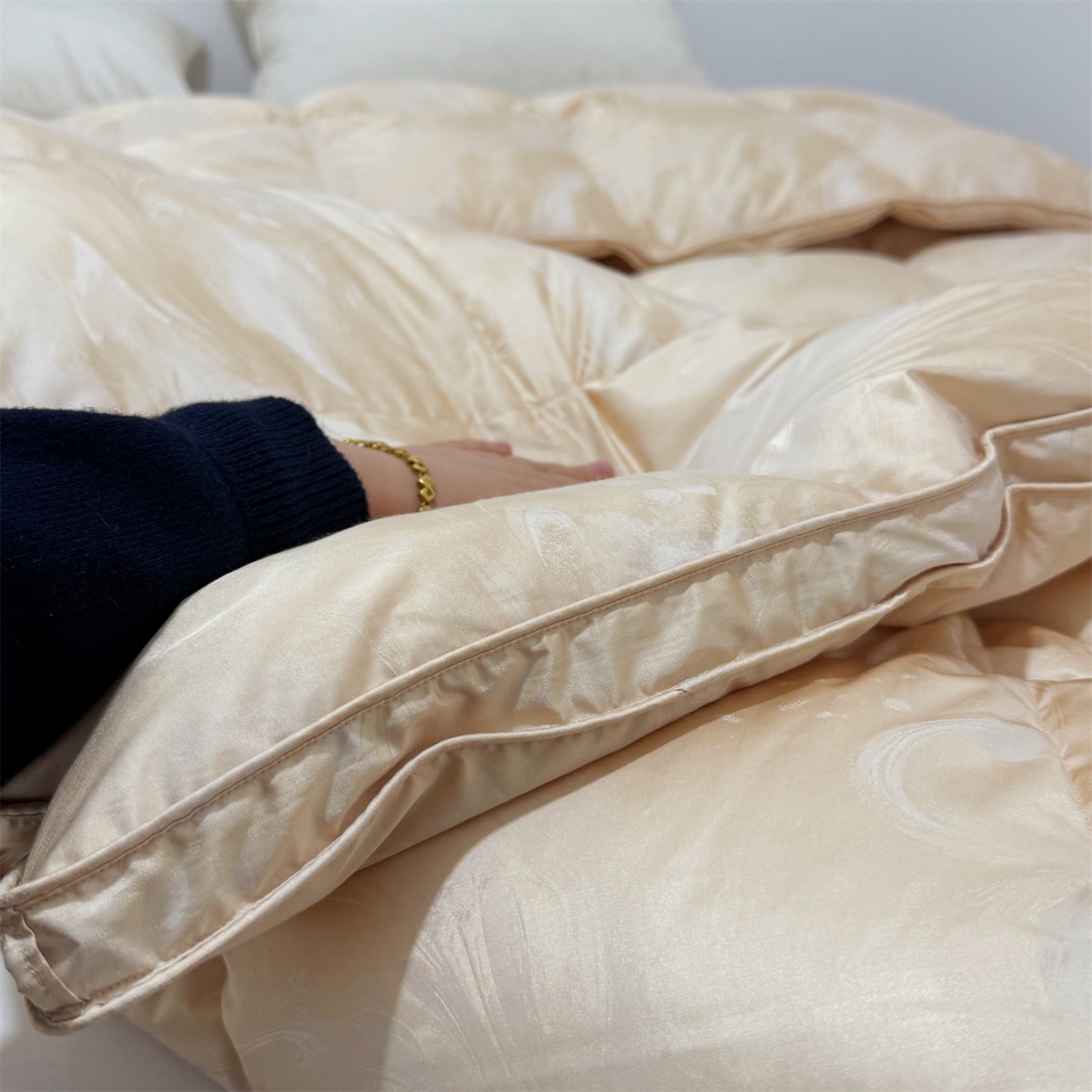 91家纺网 家纺一手货源 找家纺 华盛 2025新款高端提花羽绒被鸭绒被贡缎提花单层羽绒被壳 飘金色