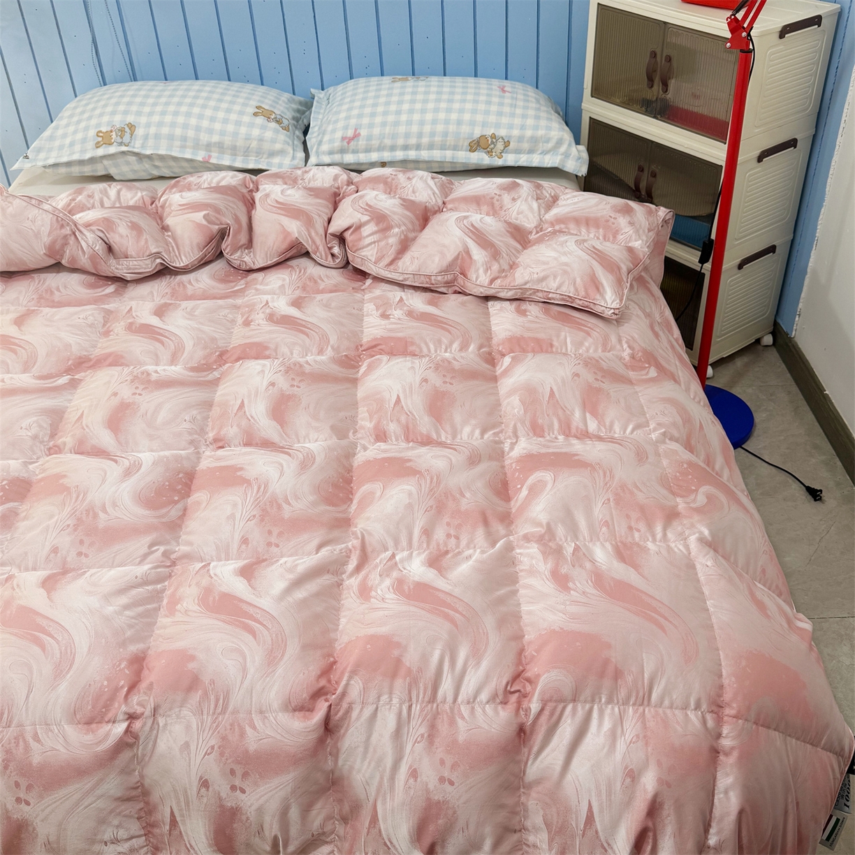 91家纺网 家纺一手货源 找家纺 华盛 2025新款高端提花羽绒被鸭绒被贡缎提花单层羽绒被壳 飘颜粉