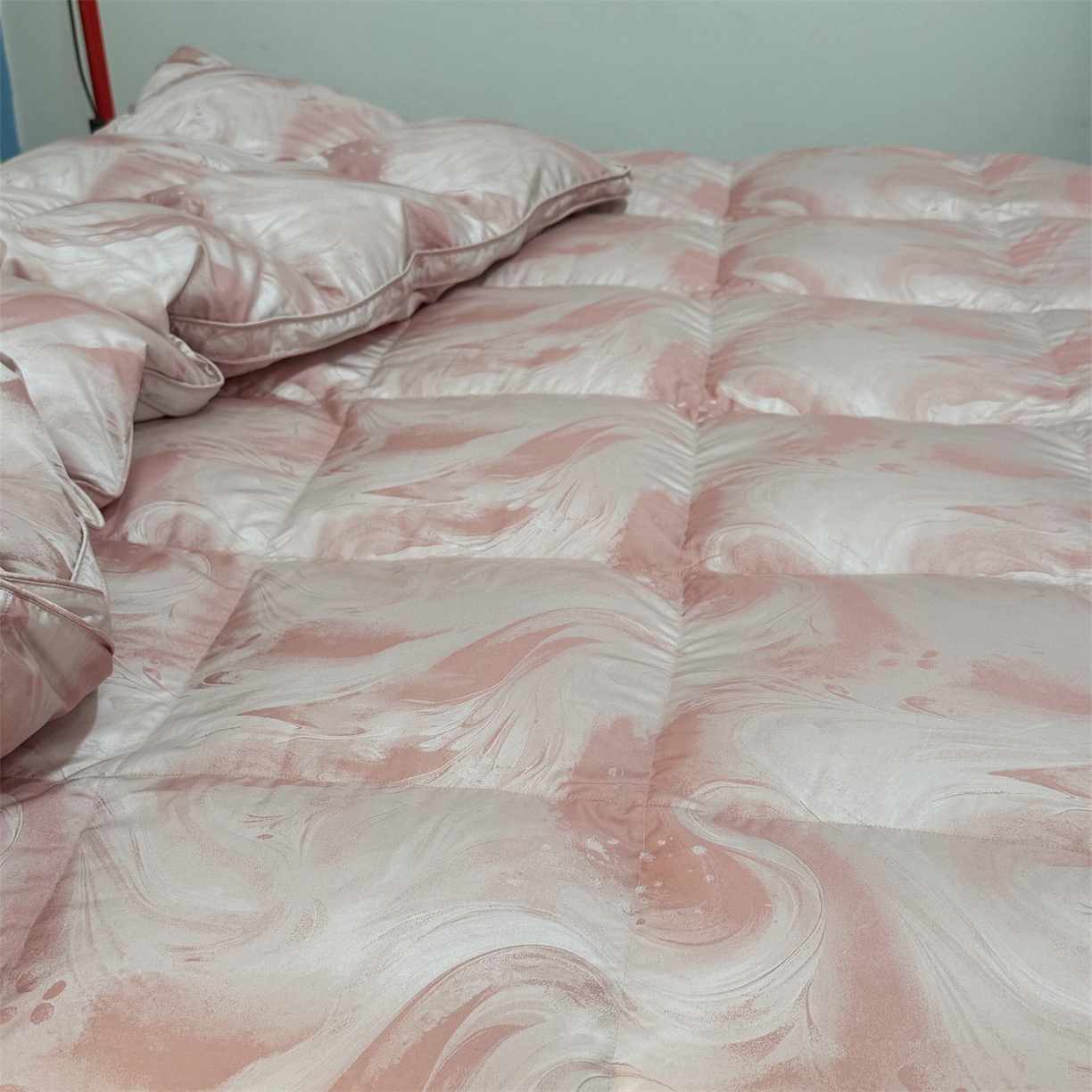 91家纺网 家纺一手货源 找家纺 华盛 2025新款高端提花羽绒被鸭绒被贡缎提花单层羽绒被壳 飘颜粉