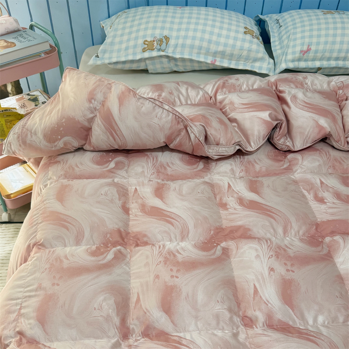 91家纺网 家纺一手货源 找家纺 华盛 2025新款高端提花羽绒被鸭绒被贡缎提花单层羽绒被壳 飘颜粉