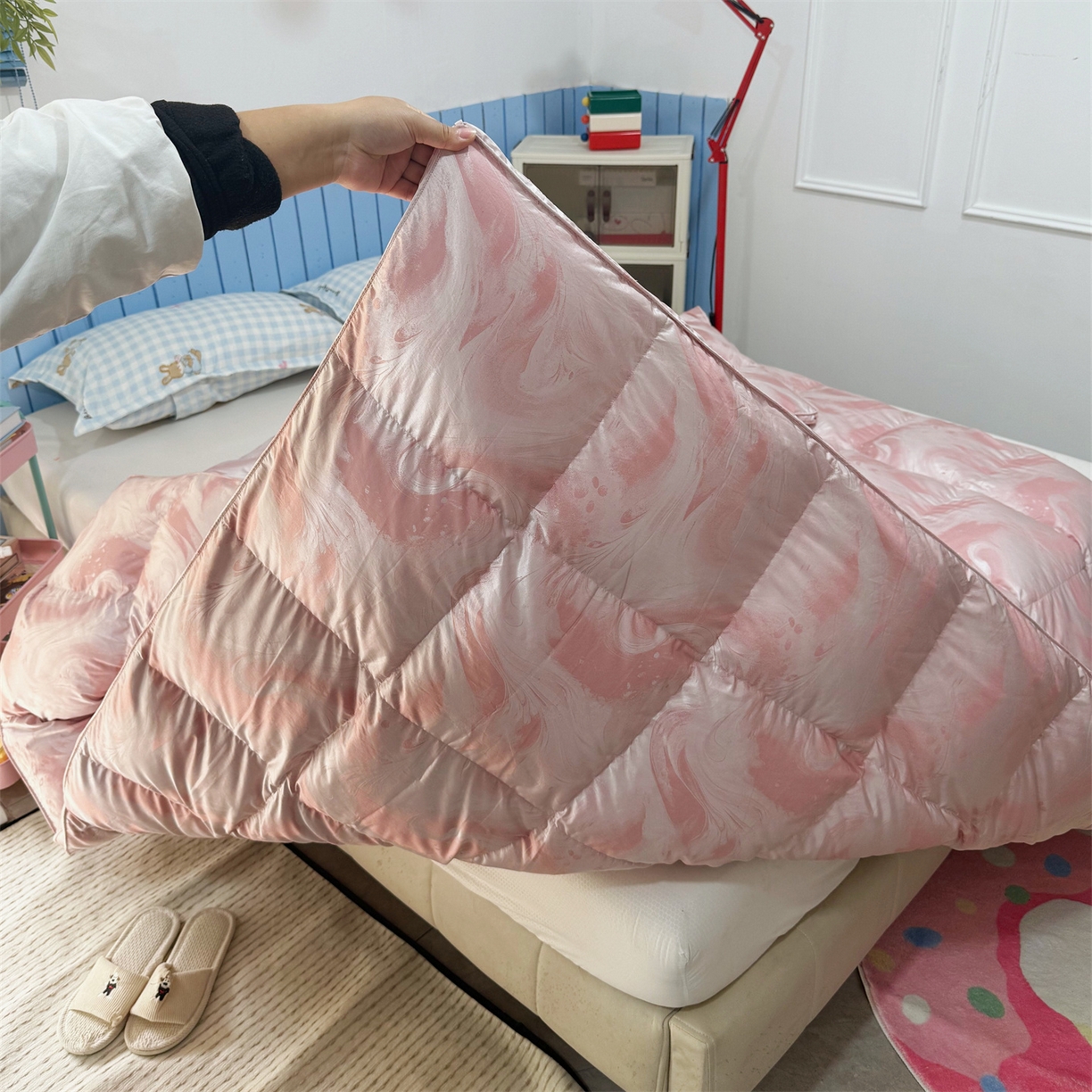 91家纺网 家纺一手货源 找家纺 华盛 2025新款高端提花羽绒被鸭绒被贡缎提花单层羽绒被壳 飘颜粉