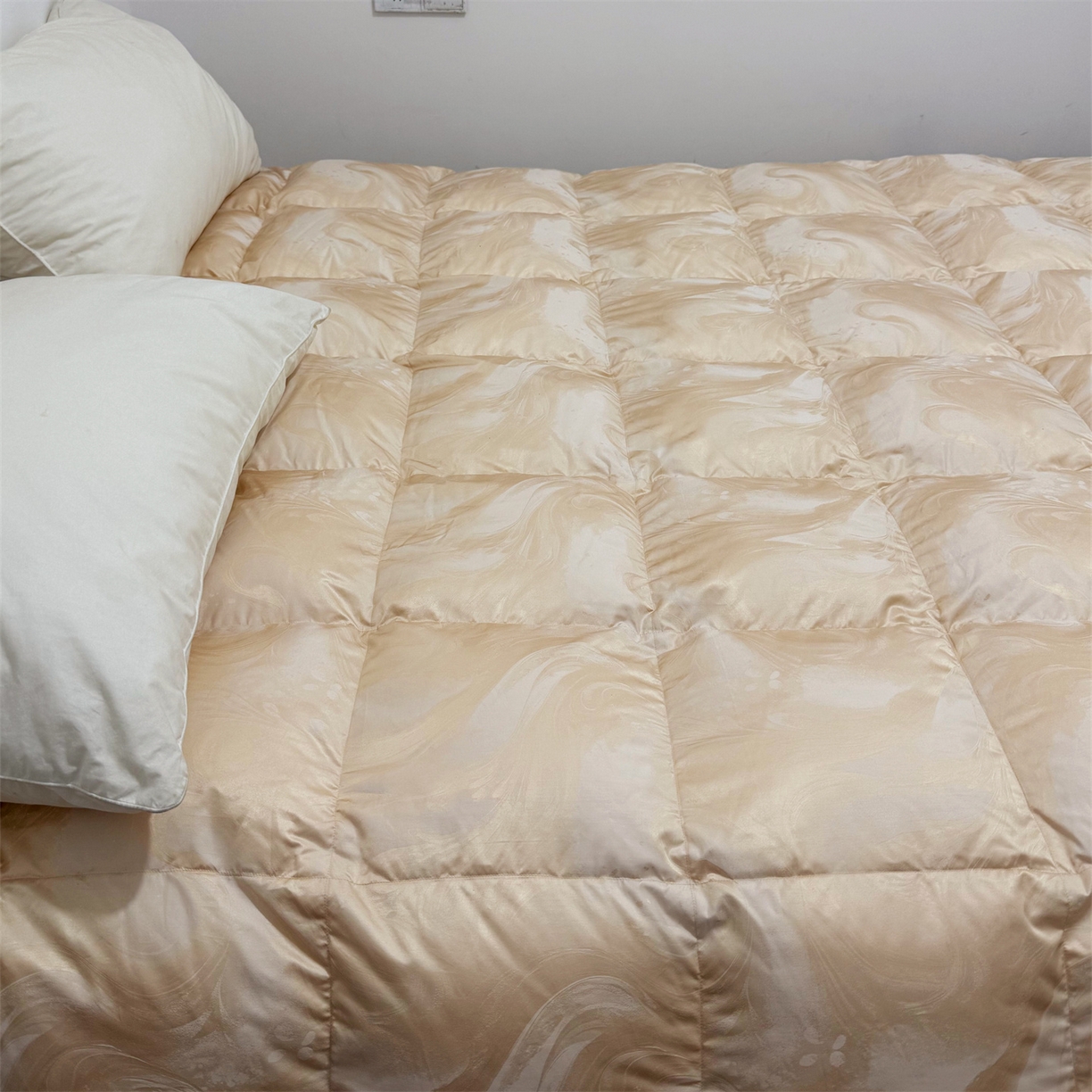 91家纺网 家纺一手货源 找家纺 御眠纺 2025新款高端提花羽绒被鸭绒被贡缎提花单层羽绒被壳 飘金色