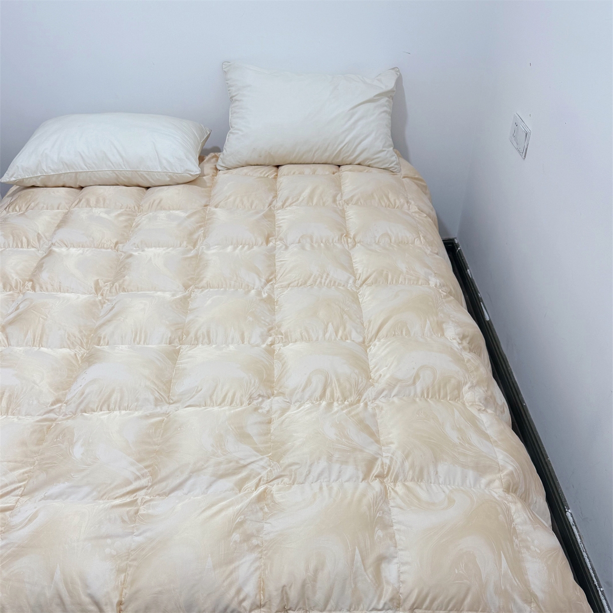 91家纺网 家纺一手货源 找家纺 御眠纺 2025新款高端提花羽绒被鸭绒被贡缎提花单层羽绒被壳 飘金色